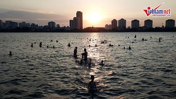 Nước hồ Tây pha đầy nước thải, dân Hà Nội vẫn vô tư ngụp lặn