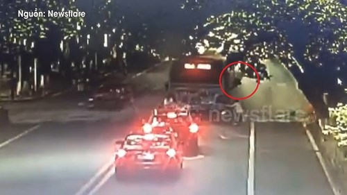 Xe buýt phát nổ giữa phố, hành khách văng ra ngoài