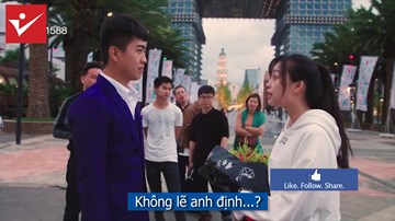 Tặng hoa bạn gái giữa quảng trường và cái kết cười rung rốn