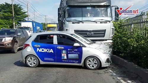 Xe tải kéo lê ô tô, 5 người kêu cứu trong hoảng loạn