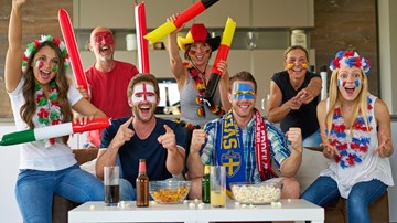 Thức khuya xem World Cup, ăn gì để không buồn ngủ?