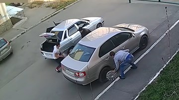 Ngang nhiên tháo trộm chụp la-zăng ô tô giữa ban ngày