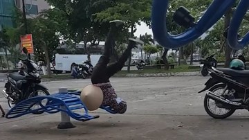 Nữ ninja mặc full giáp tập thể dục đốt mỡ thừa khiến hội chị em bội phục