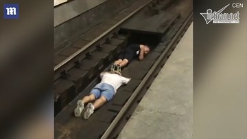 2 thiếu niên liều chết nằm dưới đường ray cho tàu chạy qua