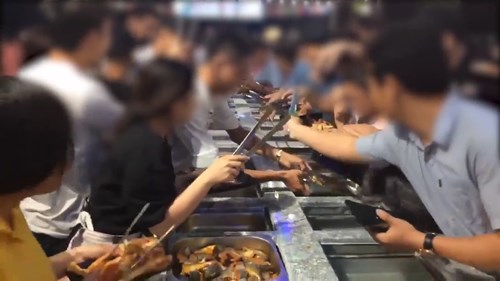 Hàng trăm người nhốn nháo tranh thức ăn miễn phí