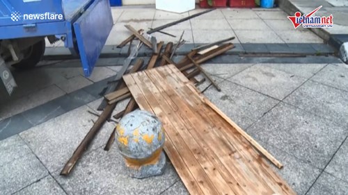 Tấm gỗ từ trên trời rơi xuống, hạ gục người đi xe máy