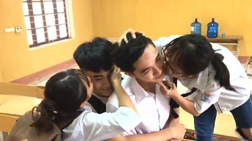 Nữ sinh “thi nhau” hôn má trước ngày thi THPT quốc gia