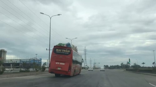 Xe khách giường nằm nghiêng ngả như sắp đổ vẫn lao vun vút trên đường