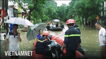 Sĩ tử Hà Giang đi thi bằng xe bọc thép và xuồng cao su