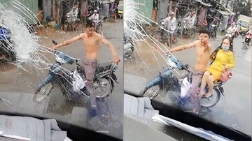 Thanh niên chở bạn gái ném gạch, đấm vỡ kính xe khách khi bị tạt nước cống