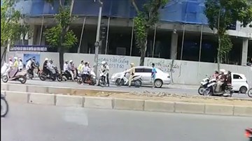 Xe máy ‘rồng rắn’ đi ngược chiều dù đối đầu CSGT trên phố Hà Nội
