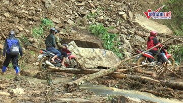 Dân vùng lũ 'vật lộn' trong hỗn độn bùn lầy và đất đá
