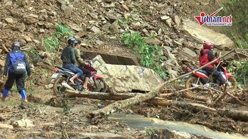 Dân vùng lũ 'vật lộn' trong hỗn độn bùn lầy và đất đá