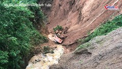 Sạt lở đất kinh hoàng cuốn bay 2 máy xúc ở Lai Châu