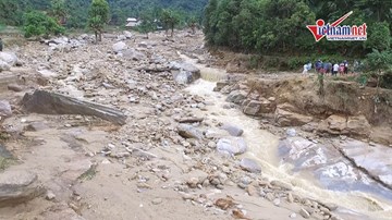 Nghìn khối đá lao dốc trải thành suối rộng hàng chục mét ở Hà Giang