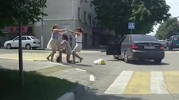 Sang đường bị còi ô tô làm giật mình, 3 cô gái lao vào ẩu đả giữa ngã tư