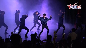 Noo Phước Thịnh quẩy tưng bừng 'Hold me tonight' với fans tại Hà Nội