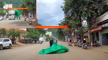 Bạt bay từ nóc ô tô tải trùm gọn người đi xe máy