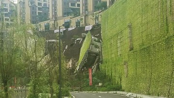 Khoảnh khắc cả con đường bất ngờ sụp đổ trong tích tắc