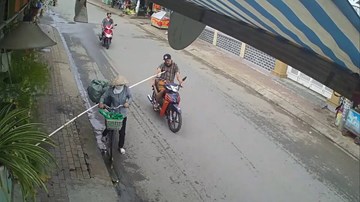 Chị ve chai và cú xoay người ‘hất bay’ người đi xe máy