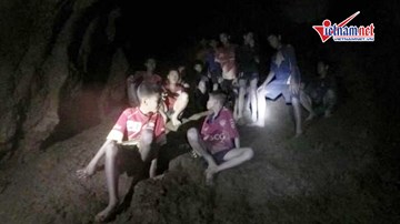Khoảnh khắc tìm thấy đội bóng nhí Thái Lan còn sống