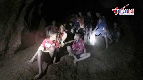 Khoảnh khắc tìm thấy đội bóng nhí Thái Lan còn sống