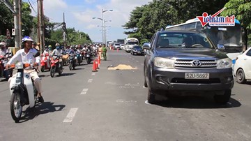 TP HCM: Xe máy ngã văng vào làn ô tô, hai nam thanh niên bị cán thương vong