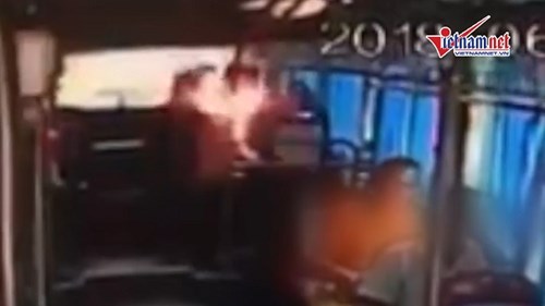 Sạc dự phòng nổ như bom, nữ hành khách bốc cháy trên xe buýt