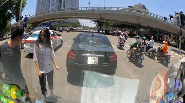 Nữ tài xế lùi xe bất cẩn đâm vào xe sau còn hỏi 'Anh đi kiểu gì thế?'