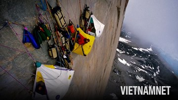 'Thách thức tử thần' ngủ trên vách núi cả nghìn mét