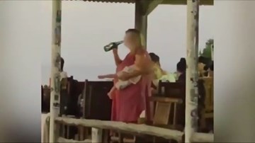 Người mẹ thản nhiên uống bia một tay bế con đang khóc gây phẫn nộ