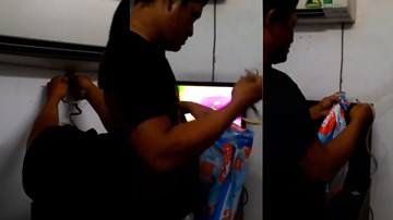 Người đàn ông tay không lôi cả đàn rắn ra khỏi cục lạnh điều hòa