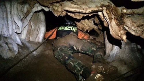 Cận cảnh hang động nguy hiểm dẫn vào nơi đội bóng Thái Lan mắc kẹt