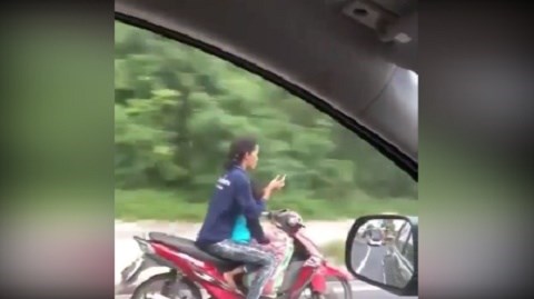 Nữ quái xế chở trẻ nhỏ vẫn vô tư buông hai tay lướt điện thoại