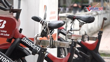 Xe đạp lọc nước hồ Hoàng Cầu tê liệt vì liên tục bị phá
