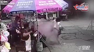 Bé vặn tay ga, hai mẹ con lao xe máy vào chảo dầu nóng