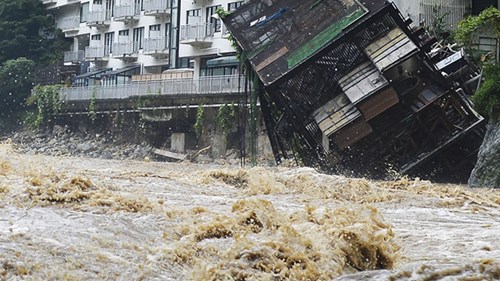 Những hình ảnh tang thương khi Nhật Bản bị nhấn chìm trong mưa lũ