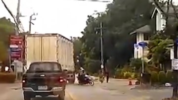 Pha đánh lái chớp nhoáng đốn ngã 2 tên cướp của tài xế xe tải