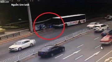 Xe buýt cày nát nhà chờ, chèn nhiều người vào cột điện
