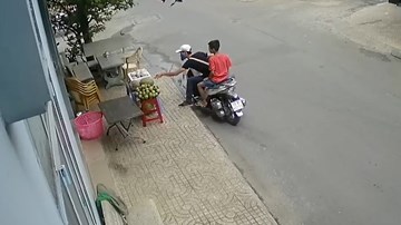 Thanh niên đi SH Mode trộm sầu riêng trên phố