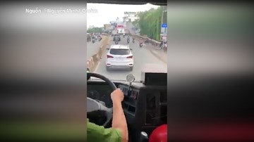 Xe cứu hỏa bất lực xin đường trên phố Sài Gòn