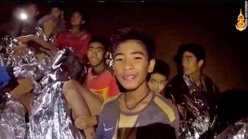 Giải cứu thành công 12 cầu thủ nhí và HLV mắc kẹt trong hang Tham Luang