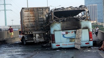 Hà Nội: Xe khách và container va chạm bốc cháy dữ dội, một phụ nữ tử vong