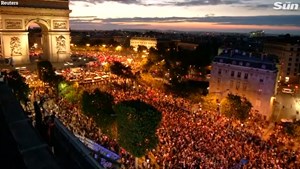 Pháp hỗn loạn sau khi đánh bại Bỉ để giành quyền vào chung kết World Cup