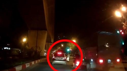 Rồ ga chạy trốn chốt giao thông, quái xế tông cảnh sát ngã gục