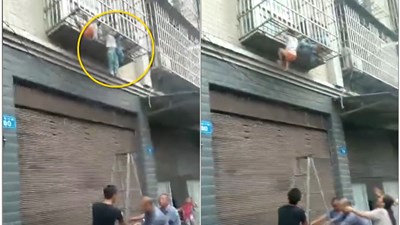 Hai con bị kẹt đầu, treo lủng lẳng ngoài cửa sổ vì bố mẹ 'bận' đi đánh bạc