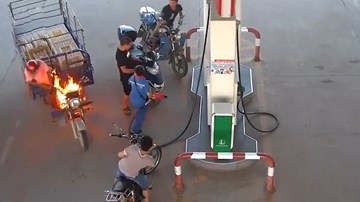 Cháy ở cây xăng, 4 người đàn ông tháo chạy, nữ nhân viên lao vào dập lửa