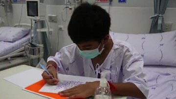 Đội bóng nhí Thái Lan vẽ tranh và gửi lời cảm ơn thế giới