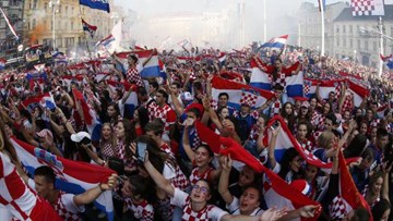 Người dân Croatia xuống đường vẫy cờ ăn mừng hoành tráng sau chung kết