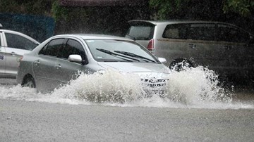 Mưa xối xả, Hà Tĩnh chìm trong biển nước